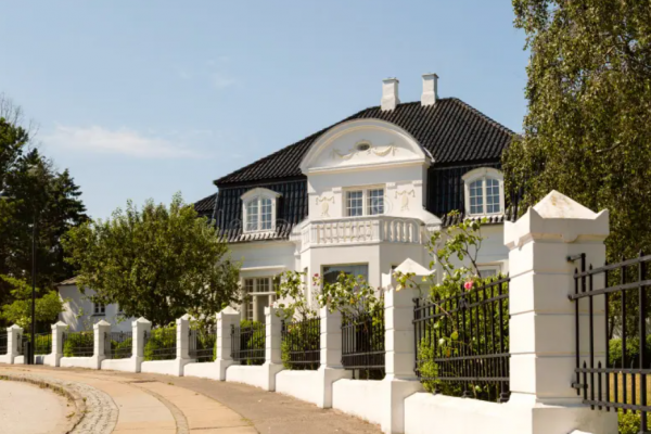 Villa dengan teras yang luas dan berpagar besi tempa